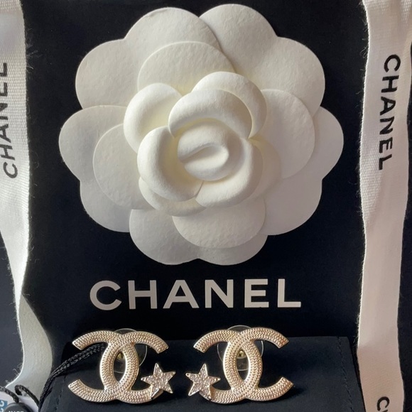 ⭐️ CHANEL CC EARRINGS WITH STARS ⭐️ NWT ⭐️ - Picture 6 of 16
